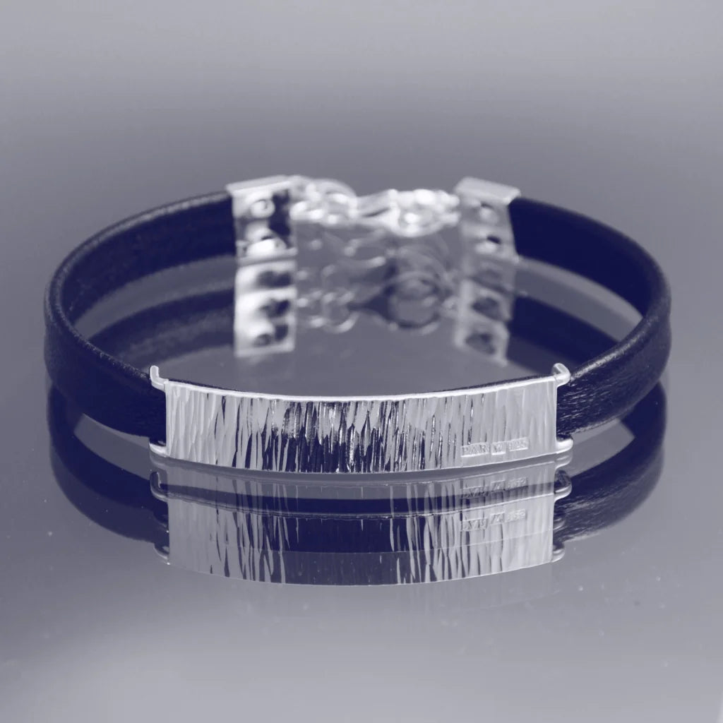 Krusning Armband 1 i kalvskinn med hamrad Sterling silver platta