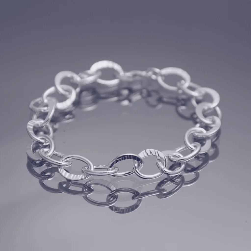 Krusning armlänk i handgjort Sterling silver med unik hamrad design