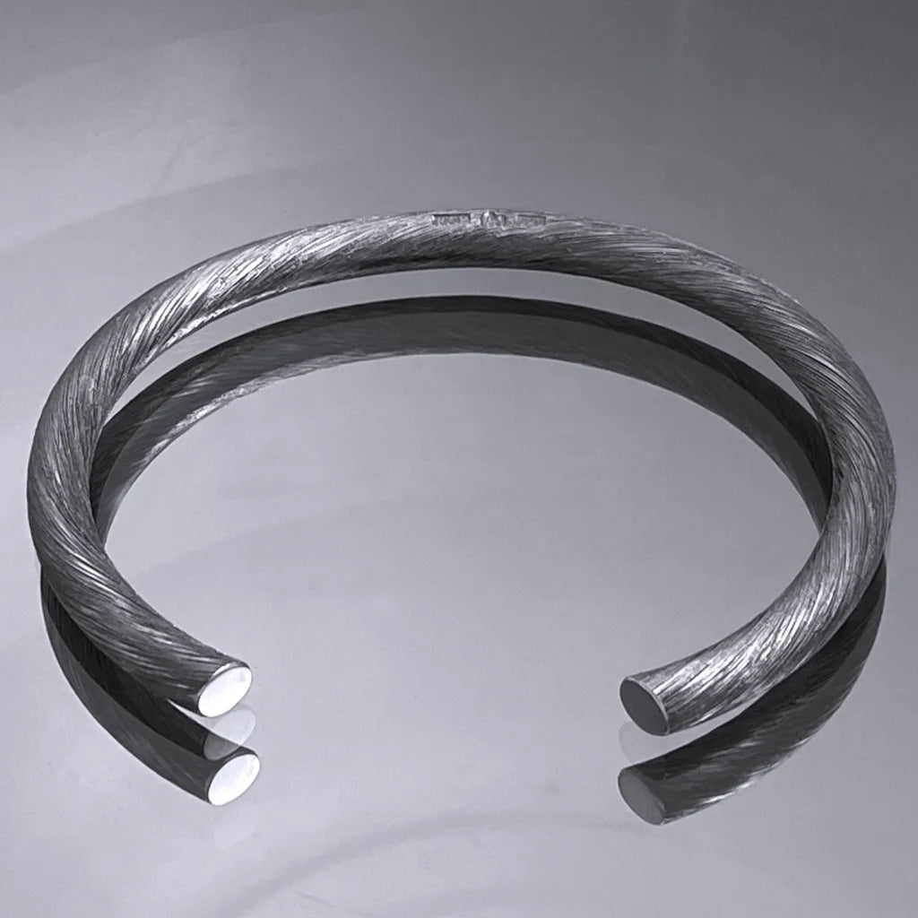 Riven armband oxiderat i Sterling silver med rustik och grov yta